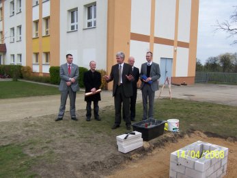 Karsten Saß , Architekt Vilco Scholz,  Bildungsminister Holger Rupprecht, Landrat Stefan Loge sowie  der Amtsdirektor Jens-Hermann Kleine