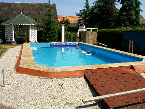 Pool mit Pavillon und Grillecke